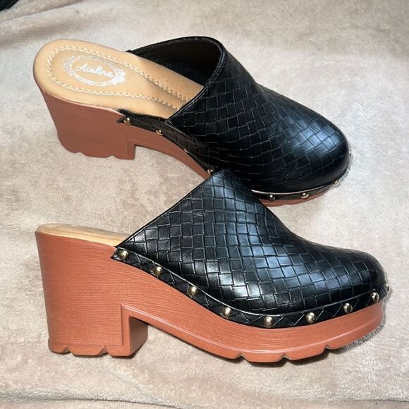 ✨ NWOT✨ATALINA FAUX LEATHER WOVEN PATTERN STUDDED HEELED CLOGS✨ - Picture 5 of 9
